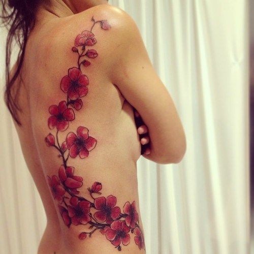 女生侧肋可爱的樱花枝纹身图案