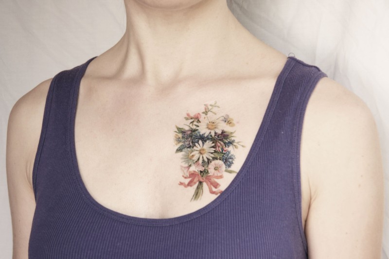 胸部可爱的old school花束纹身图案