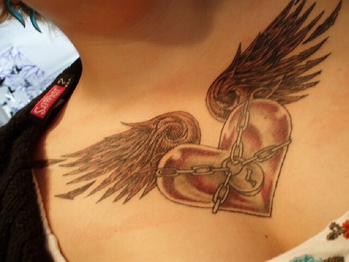 心形铁索翅膀胸部纹身图案
