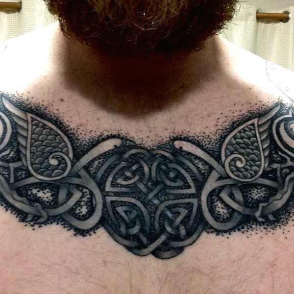 胸部黑白凯尔特符号和翅膀纹身图案