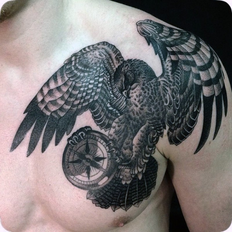 胸部航海主题黑色鹰和指南针纹身图案