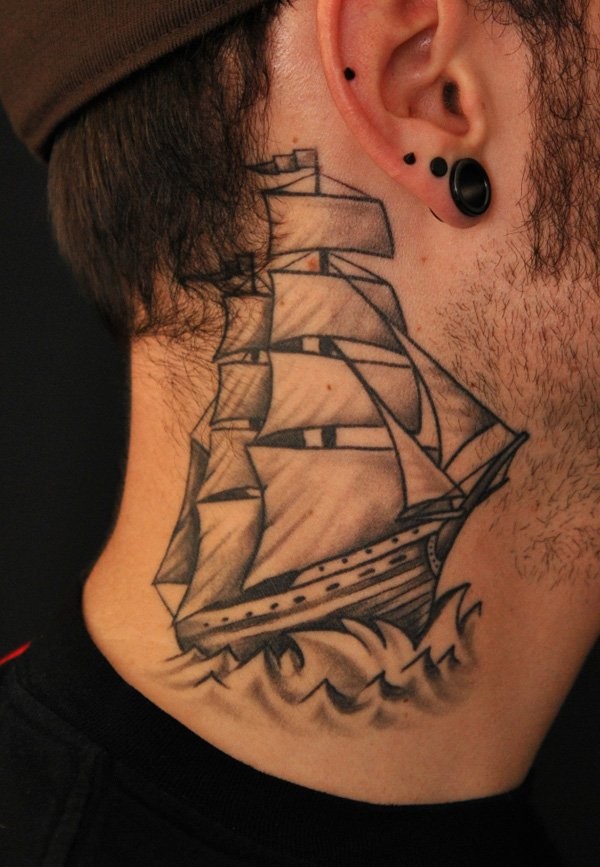 颈部好看的黑灰帆船纹身图案