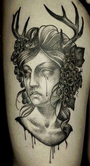 大腿old school黑色哭泣女人肖像和葡萄鹿角纹身图案