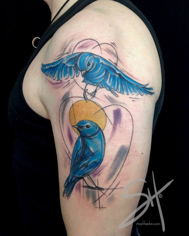 大臂蓝色小鸟和心形线条纹身图案