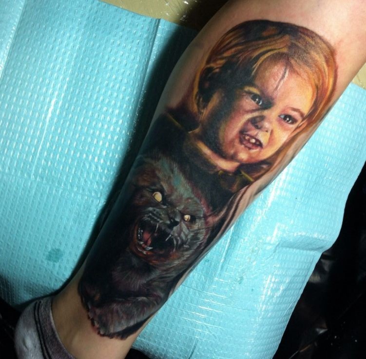 小腿写实男孩与毛骨悚然的怪物猫纹身图案