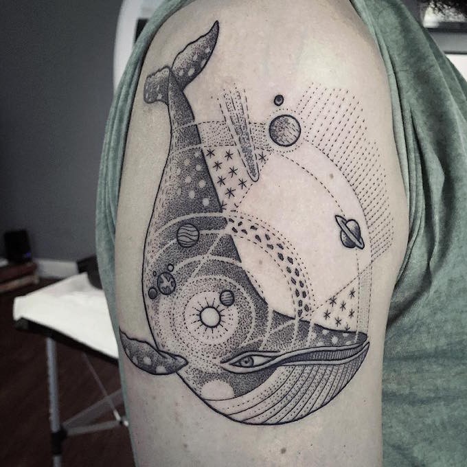 大臂old school黑色点刺鲸鱼与太阳系纹身图案