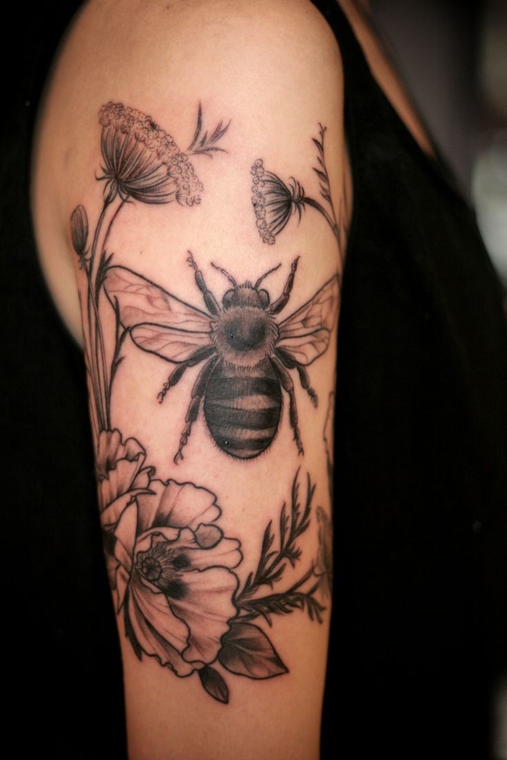 黑灰蜜蜂和鲜花手臂纹身图案