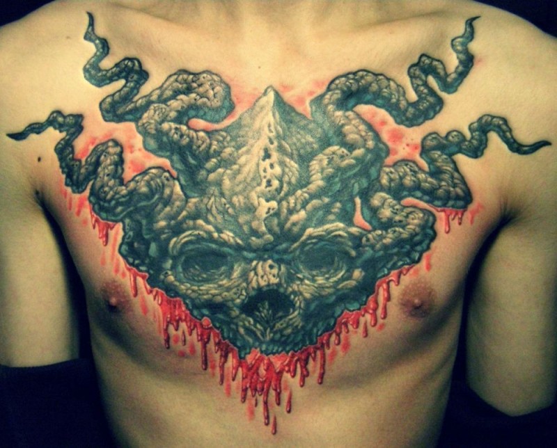 男性胸部可怕的恶魔头纹身图案