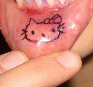 嘴唇内黑色卡通凯蒂猫纹身图案