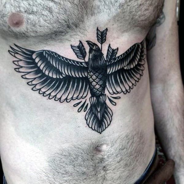 腹部old school黑色乌鸦受伤与一束箭头纹身图案