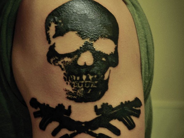 大臂黑色骷髅和交叉骨头海盗风格纹身图案