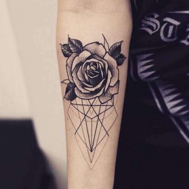 玫瑰花和几何线条黑色线条点刺手臂纹身图案