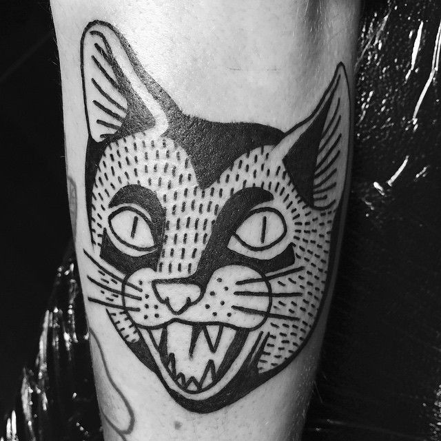 传统的黑色猫头纹身图案