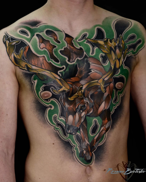 胸部和腹部彩绘麋鹿个性纹身图案