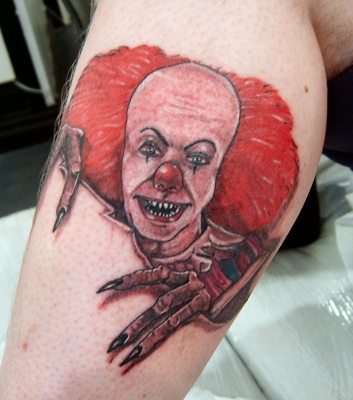 可怕的红头发小丑撕裂纹身图案