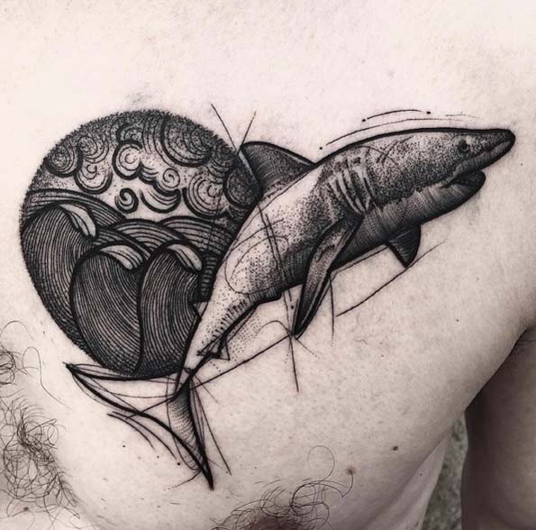 胸部old school黑色鲨鱼结合圆形纹身图案