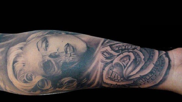 手臂黑灰玛丽莲梦露肖像与玫瑰美元纹身图案