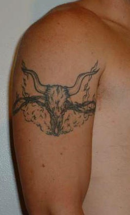 大臂公牛颅骨和荆棘臂环纹身图案