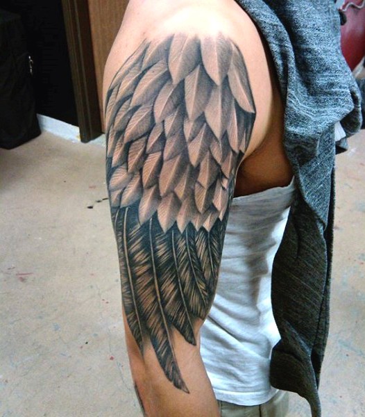 大臂简单的黑白幻想翅膀纹身图案