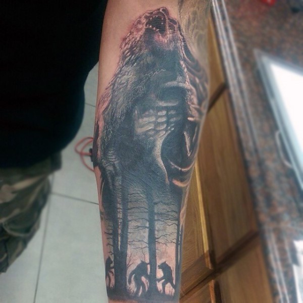 手臂黑灰风格黑暗森林中的狼人纹身图案