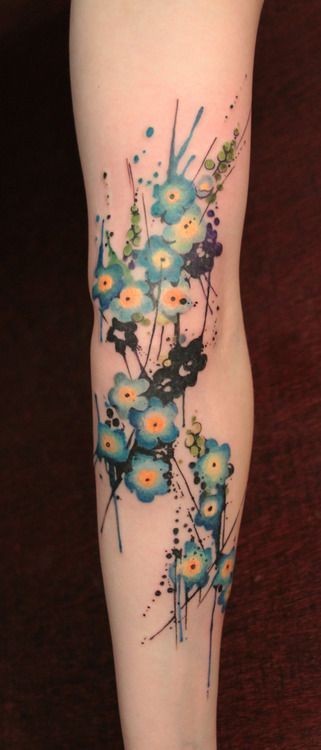 可爱的蓝色花朵纹身图案