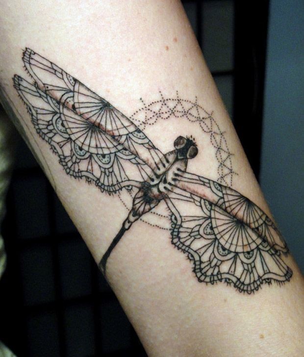 漂亮的黑色线条蜻蜓纹身图案