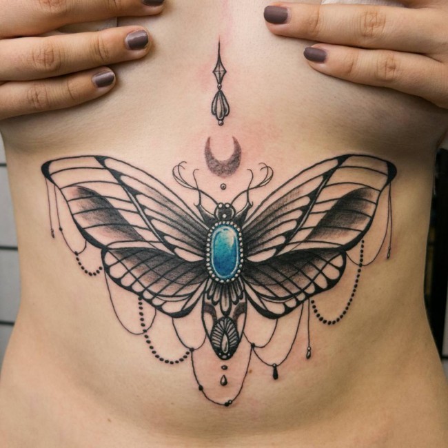 胸部彩色珠宝和蝴蝶纹身图案