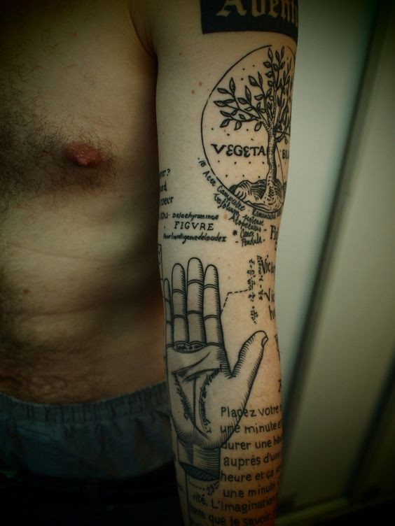 手臂科学风格黑色字母手和孤独的树纹身图案