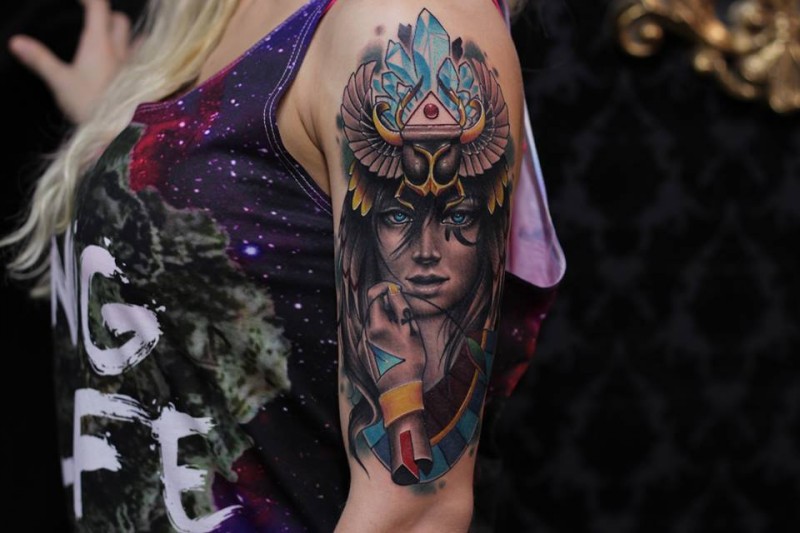 大臂彩色埃及女人肖像纹身图案