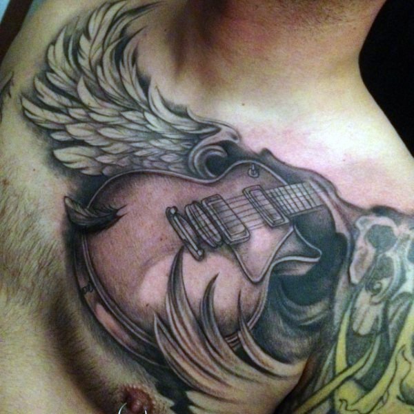 胸部惊人的黑白吉他与翅膀纹身图案