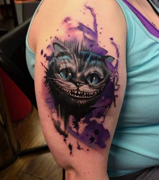 大臂令人印象深刻的彩柴郡猫纹身图案