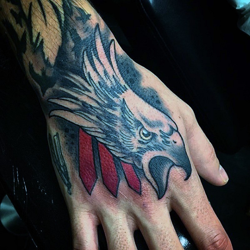 手背彩色鹰头部和红色条纹纹身图案