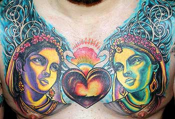 胸部印度女孩肖像和圣心纹身图案
