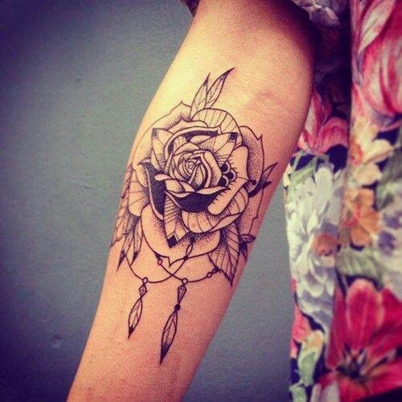 经典的黑色线条点刺玫瑰花纹身图案