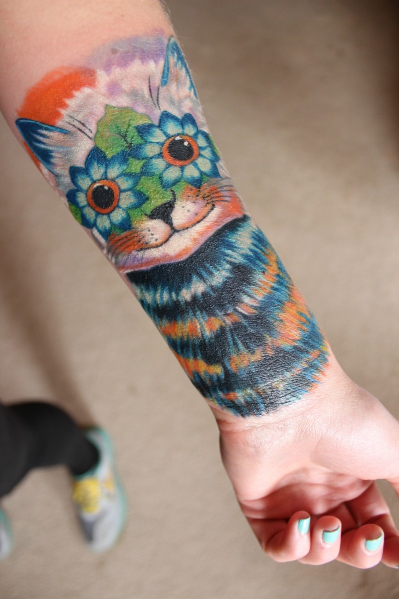 小臂创意彩色猫和花朵眼睛纹身图案