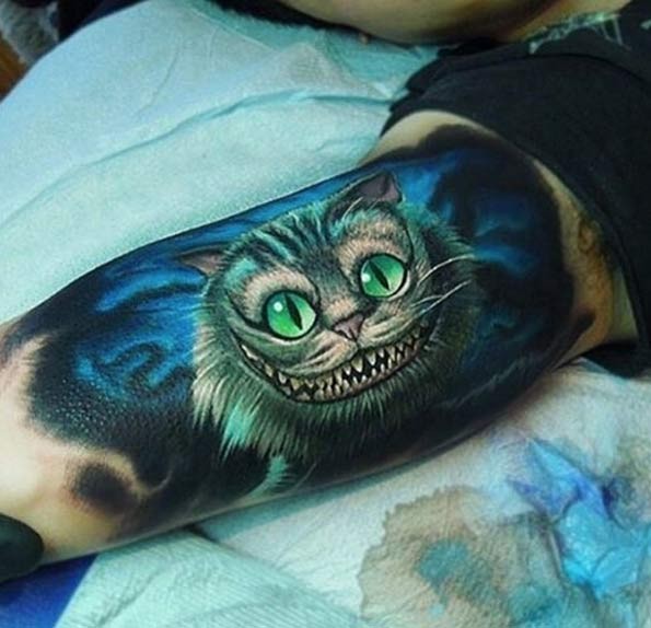 手臂漂亮的彩色咧嘴猫纹身图案