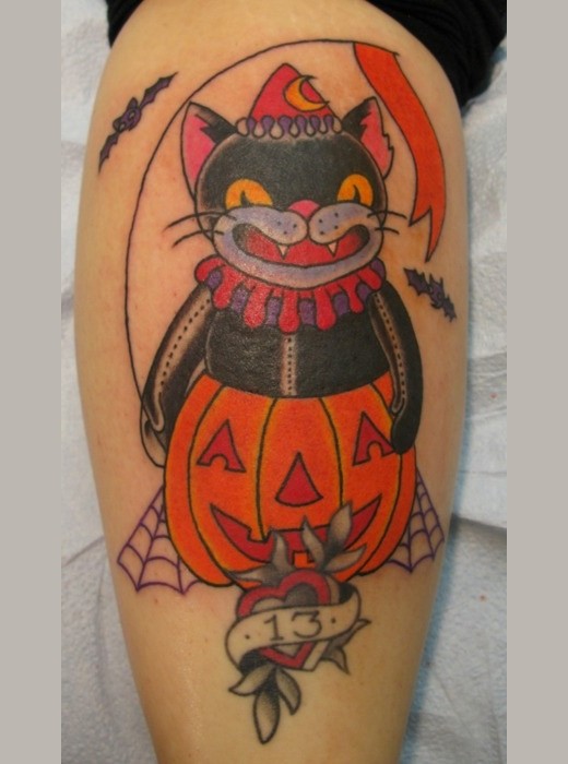 腿部彩绘黑猫与万圣节南瓜纹身图案