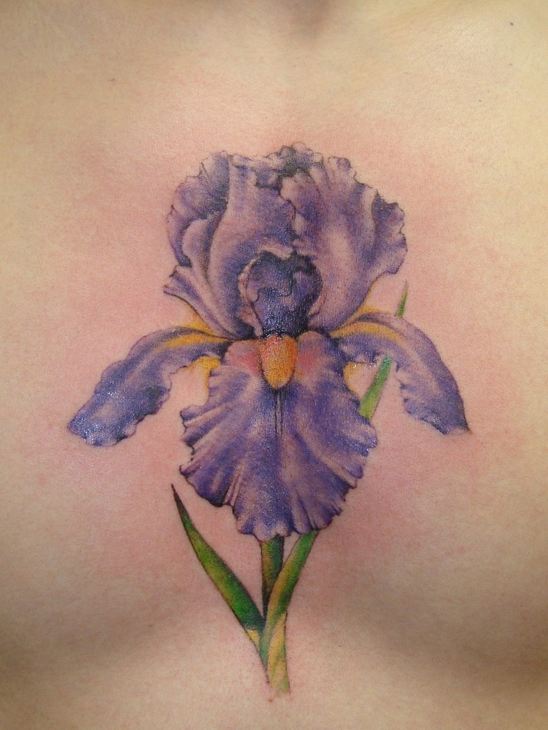 写实逼真的的紫色鸢尾花胸部纹身图案