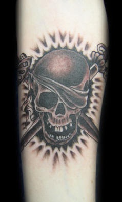 海盗骷髅和交叉剑黑色纹身图案