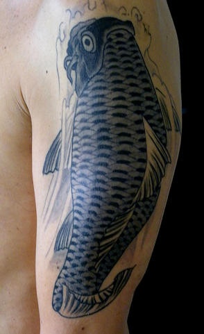 黑色的锦鲤鱼手臂纹身图案