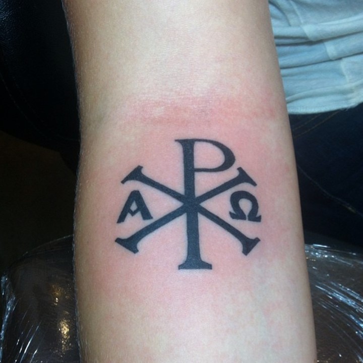 小臂黑色的基督字母符号纹身图案
