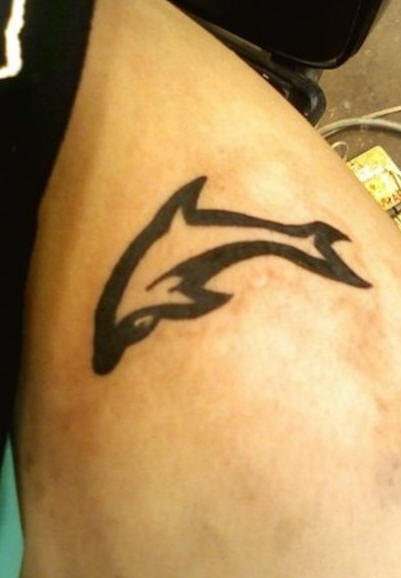 黑色海豚剪影纹身图案