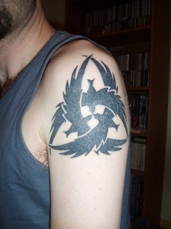 大臂个性黑色乌鸦组合标志纹身图案