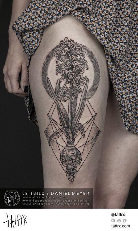 大腿几何风格黑色风信子花卉纹身图案