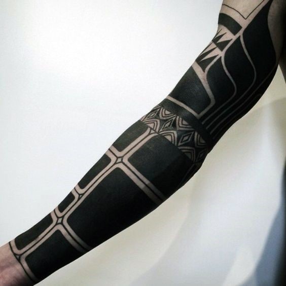 大臂简单大面积黑色部落风格纹身图案