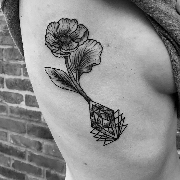 侧肋雕刻风格黑色罂粟花结合几何图形纹身图案
