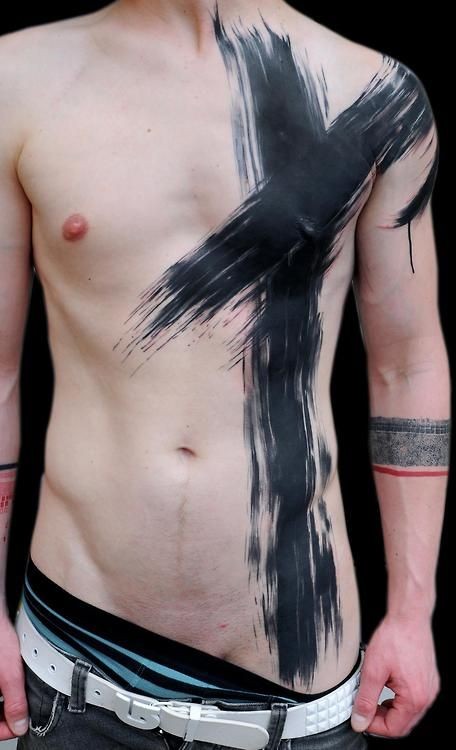 腹部简约的黑色水墨交叉线纹身图案