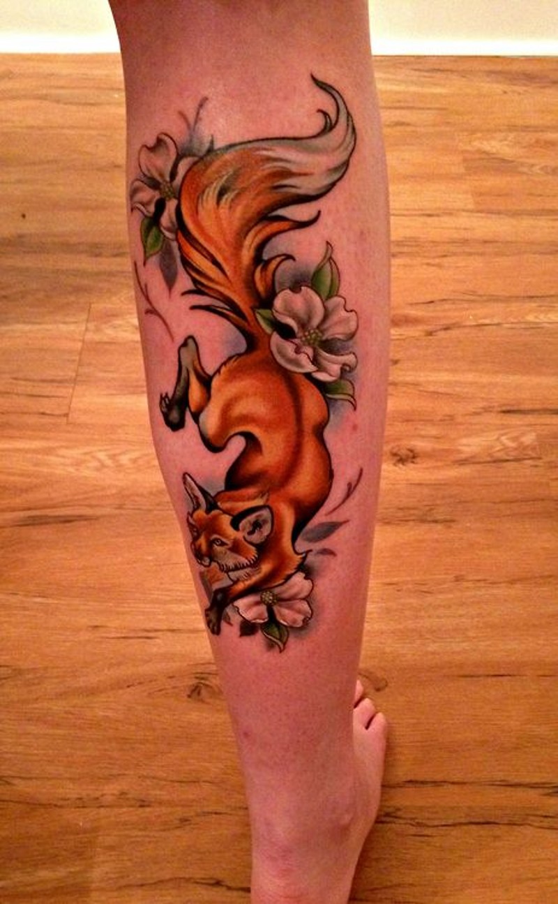 小臂卡通般的彩色小狐狸花朵纹身图案