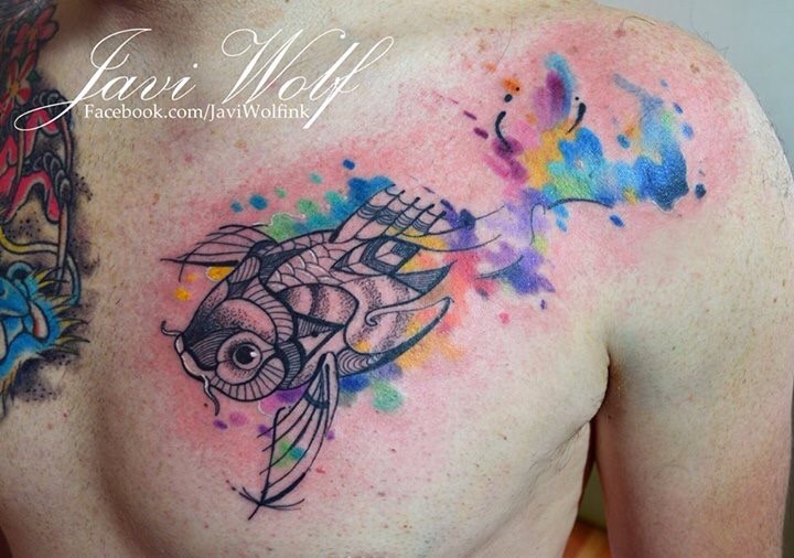 胸部游泳的鱼水彩风格纹身图案