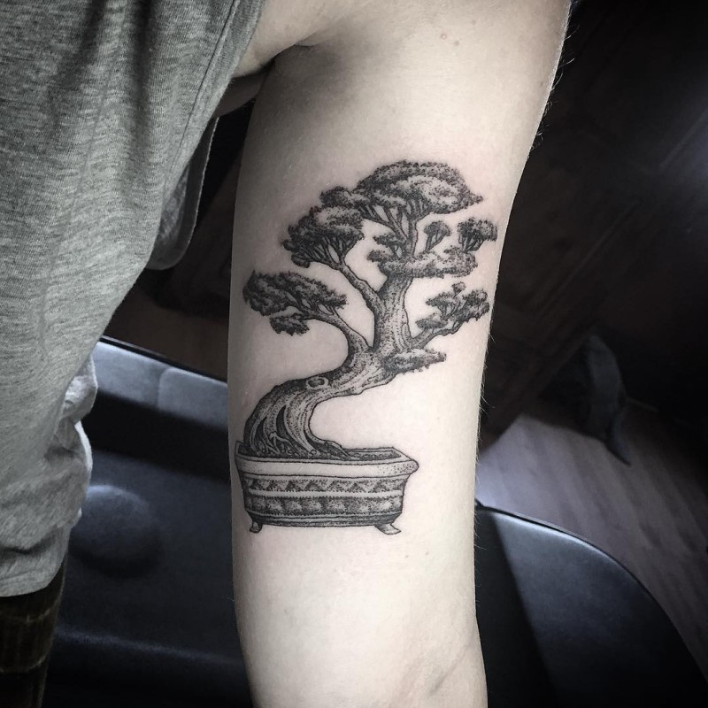 大臂雕刻风格黑白小盆景树纹身图案